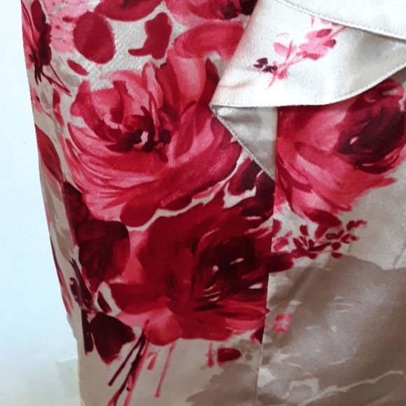 ST. JOHN, Silk Floral V Neck With front Ruffle Top Sz M - Picture 3 of 6